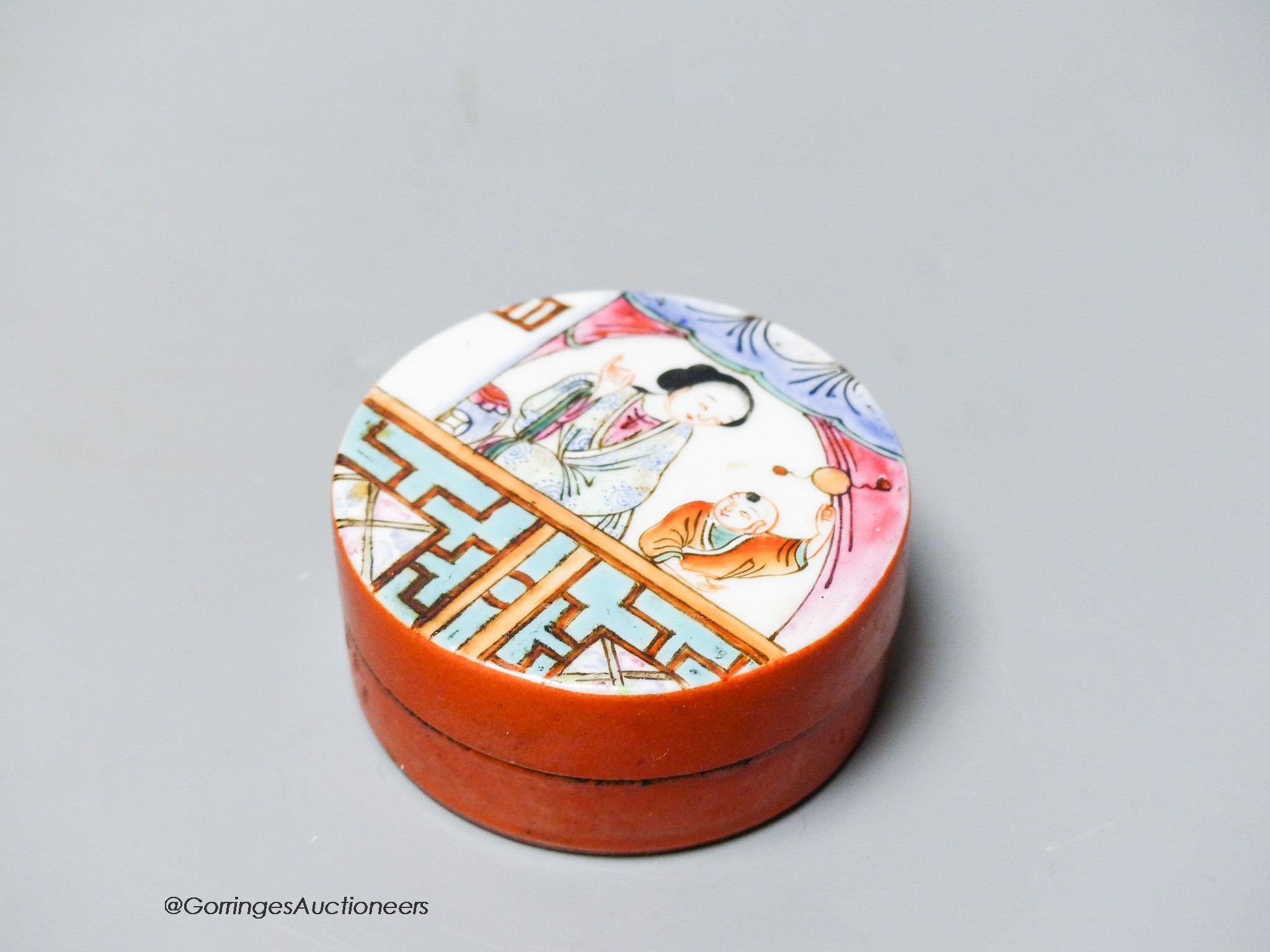 A Chinese famille rose porcelain circular box and cover, diameter 6cm